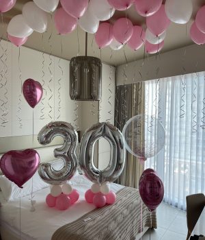 סידור חדר עם בלונים לגיל 30