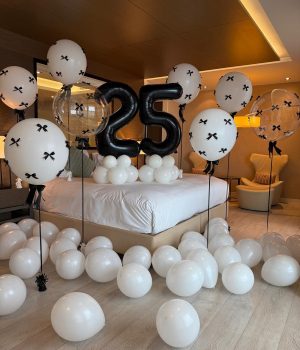 סידור בלונים בחדר במלון לגיל 25